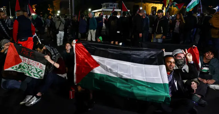 প্রবাসী বাংলাদেশিদের বিক্ষোভ